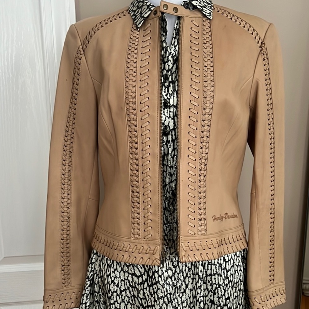 Harley Davidson Cream Leather Jacket with Cropped Style and Intricate Stitching
